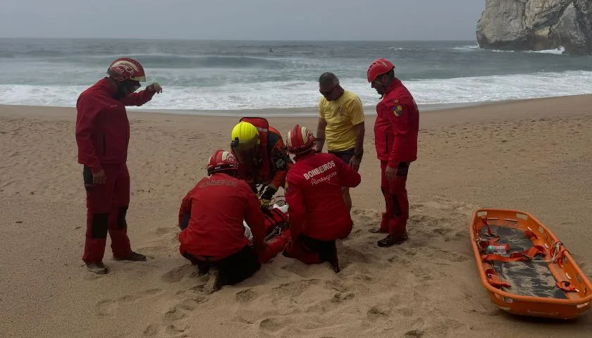 Mulher Resgatada Após Queda de Altura na Praia da Ursa em Sintra
