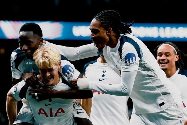 Villarreal Cai em Londres Após Autogolo Inusitado de Luiz Júnior Villarreal Cai em Londres Após Autogolo Inusitado de Luiz Júnior
