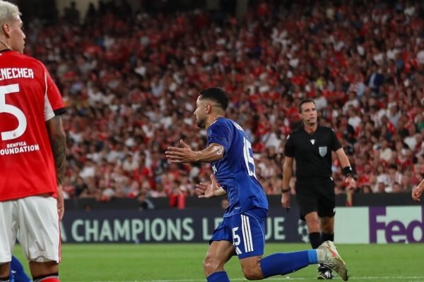 Benfica é derrotado pelo modesto Qarabag na estreia da Champions: lenços brancos e assobios para Lage Benfica é derrotado pelo modesto Qarabag na estreia da Champions: lenços brancos e assobios para Lage