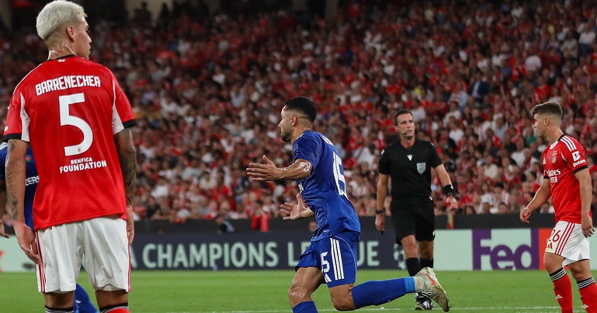 Benfica é derrotado pelo modesto Qarabag na estreia da Champions: lenços brancos e assobios para Lage