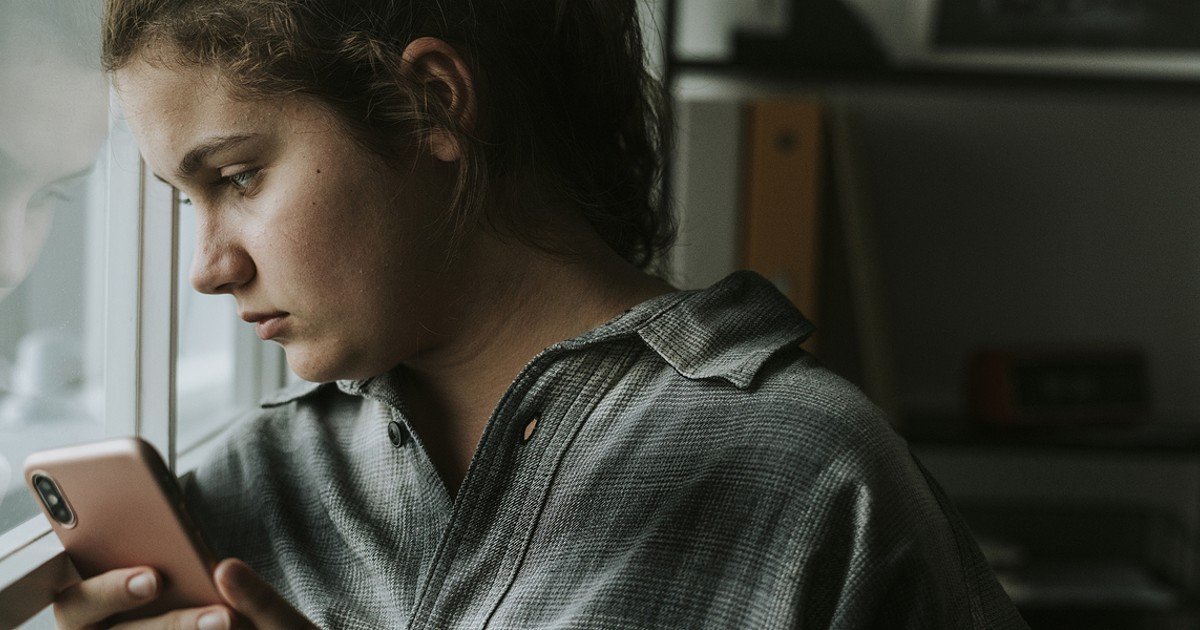 Especialistas debatendo o combate ao cyberbullying em sessões online