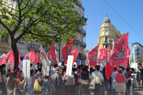 Milhares de Pessoas Manifestam-se em Lisboa Contra o Pacote Laboral e a “Política de Exploração Milhares de Pessoas Manifestam-se em Lisboa Contra o Pacote Laboral e a "Política de Exploração