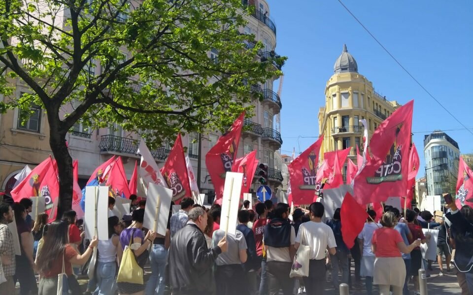 Milhares de Pessoas Manifestam-se em Lisboa Contra o Pacote Laboral e a "Política de Exploração