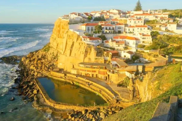 Piscina Oceânica da Praia das Azenhas do Mar Interdita para Banhos