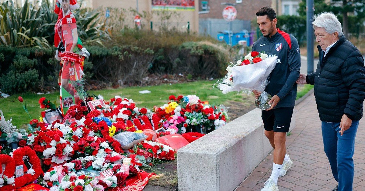 Atlético de Madrid presta homenagem a Diogo Jota em Anfield