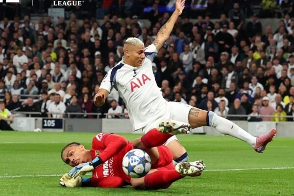 Autogolo Surpreendente de Luiz Júnior Inicia Tottenham–Villarreal Autogolo Surpreendente de Luiz Júnior Inicia Tottenham–Villarreal