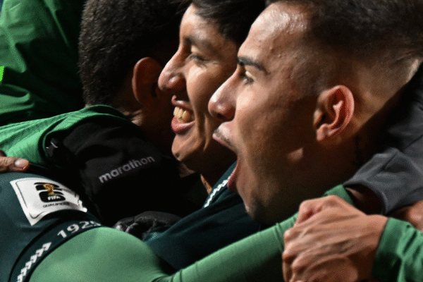 Drama nas Eliminatórias: Otamendi Expulso, Suárez Brilha com Póquer e Bolívia Surpreende Brasil Drama nas Eliminatórias: Otamendi Expulso, Suárez Brilha com Póquer e Bolívia Surpreende Brasil