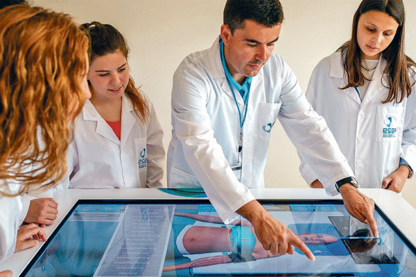 Três Alunos de Medicina no Porto Com Média de 19,38