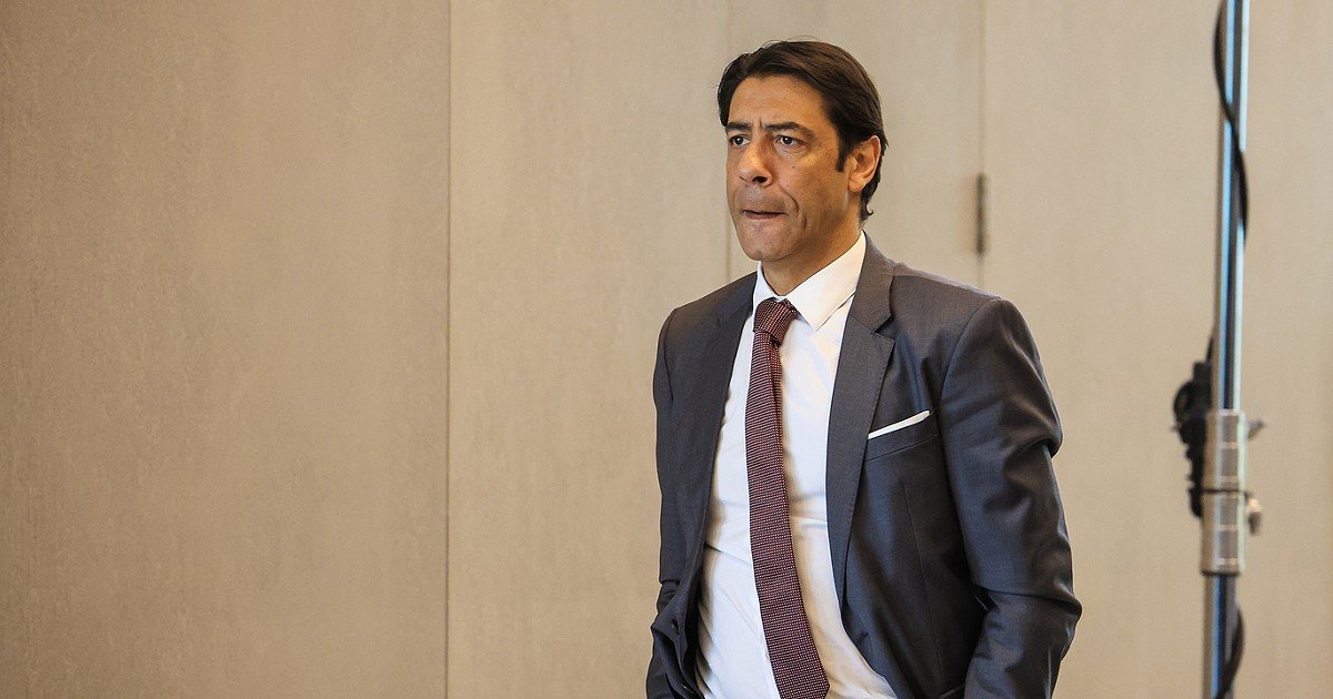 Rui Costa confirma saída de Bruno Lage e promete novo treinador até sábado