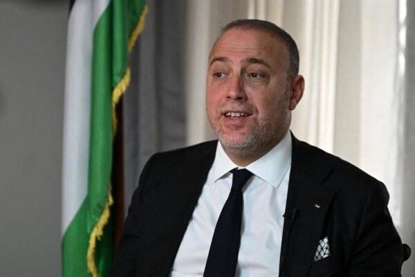 Pela primeira vez, a Palestina has sua bandeira na legação em Londres após reconhecimento do Reino Unido Palestina Hasteia Sua Bandeira na Legação em Londres Após Reconhecimento do Reino Unido