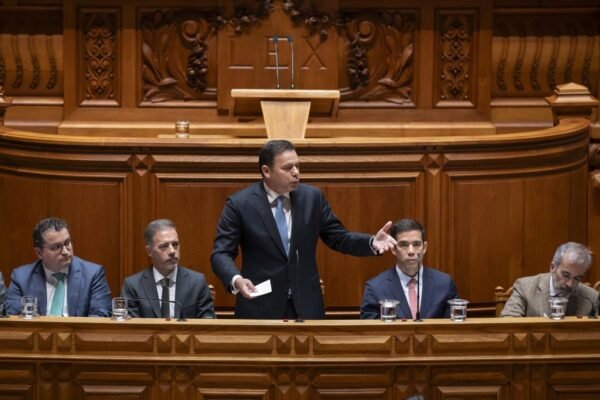 Parlamento aprova nova versão da lei de imigração com apoio da direita Parlamento aprova nova versão da lei de imigração com apoio da direita