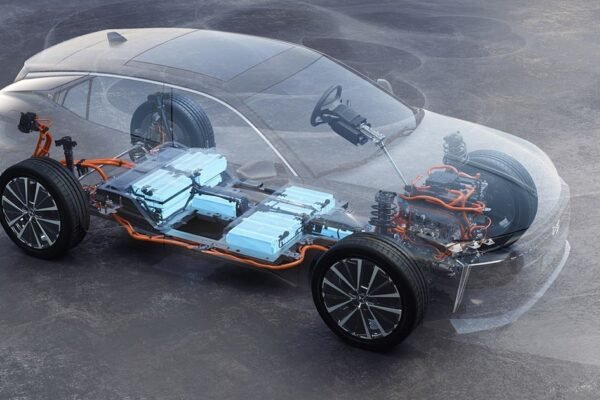 DS Nº4 chega a Portugal com três opções de motorização eletrificada