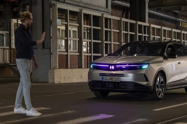 Opel apresenta sistema de comunicação por luz para alertar pedestres sobre veículos autónomos Opel apresenta sistema de comunicação por luz para alertar pedestres sobre veículos autónomos