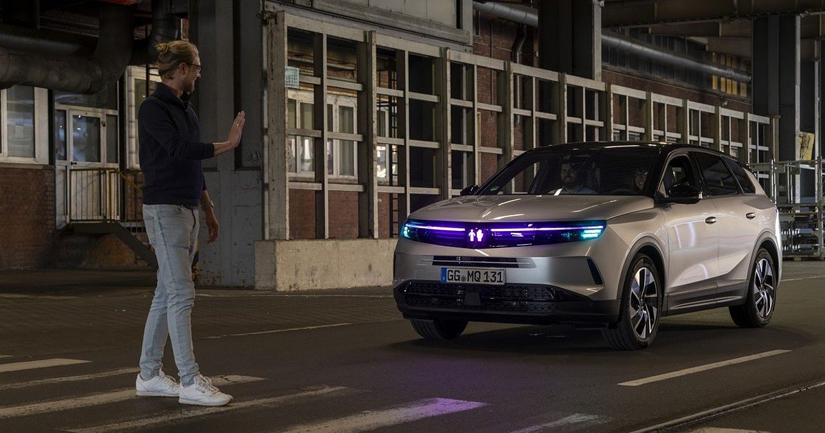 Opel apresenta sistema de comunicação por luz para alertar pedestres sobre veículos autónomos
