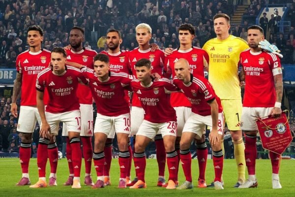 Benfica lidera gastos com salários na I Liga; Sporting e FC Porto com folhas salariais semelhantes. Benfica lidera gastos com salários na I Liga; Sporting e FC Porto com folhas salariais semelhantes.