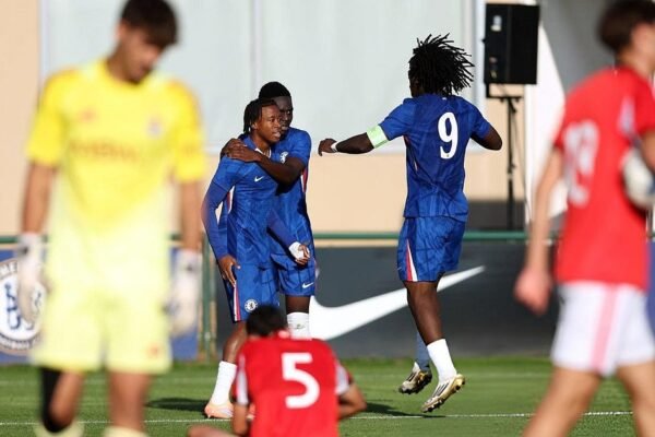 Juvenis do Benfica amargam derrota contundente contra o Chelsea Juvenis do Benfica amargam derrota contundente contra o Chelsea
