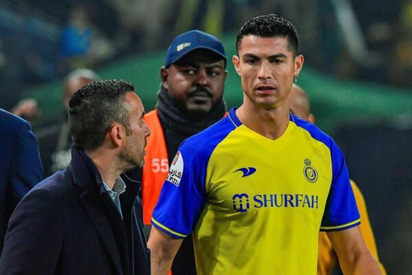 Cristiano Ronaldo é o jogador de futebol mais rico, com mais de 1.000 milhões de dólares. Cristiano Ronaldo é o jogador de futebol mais rico, com mais de 1.000 milhões de dólares.