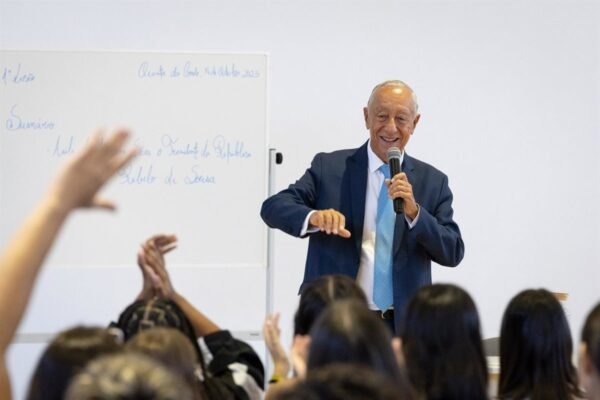 O presidente de Portugal promulga a segunda versão da reforma migratória O presidente de Portugal promulga a segunda versão da reforma migratória
