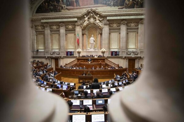 Parlamento português aprova perda de nacionalidade como pena acessória por crimes graves