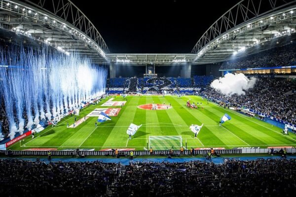 Bomba de Samu e desvio de Mora garantem festa do Dragão! FC Porto lidera ao intervalo (1-0)