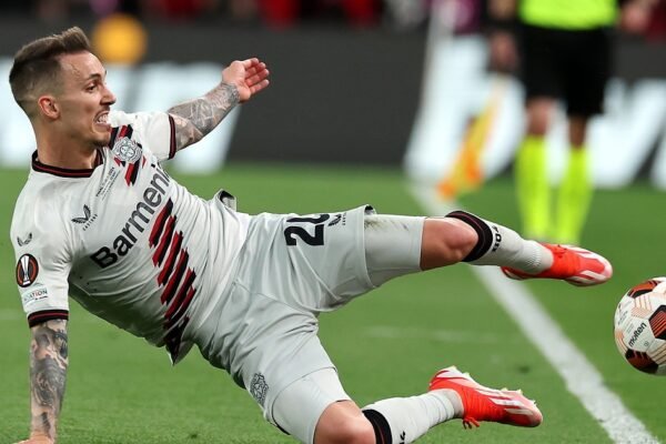 Treinador do Bayer Leverkusen poupa Grimaldo pensando no Benfica: "É o nosso jogador mais influente