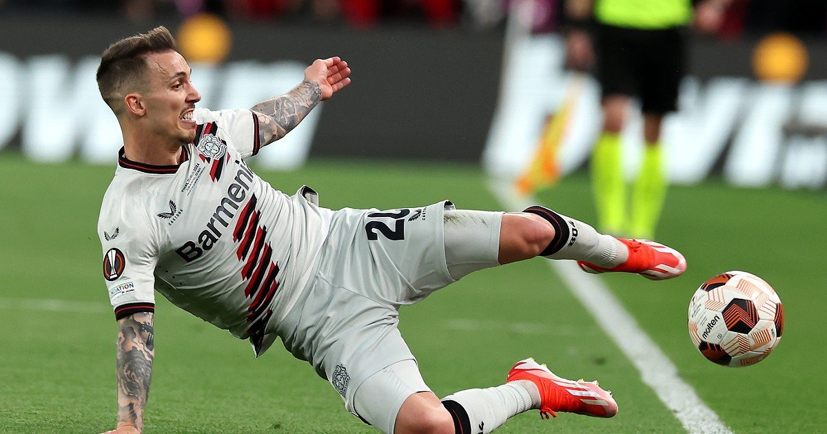 Treinador do Bayer Leverkusen poupa Grimaldo pensando no Benfica: "É o nosso jogador mais influente