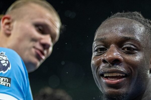 Manchester City supera Liverpool e se aproxima do líder Arsenal