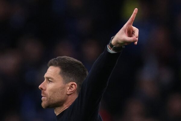 Real Madrid tropeça em Vallecas e permite aproximação do Barcelona