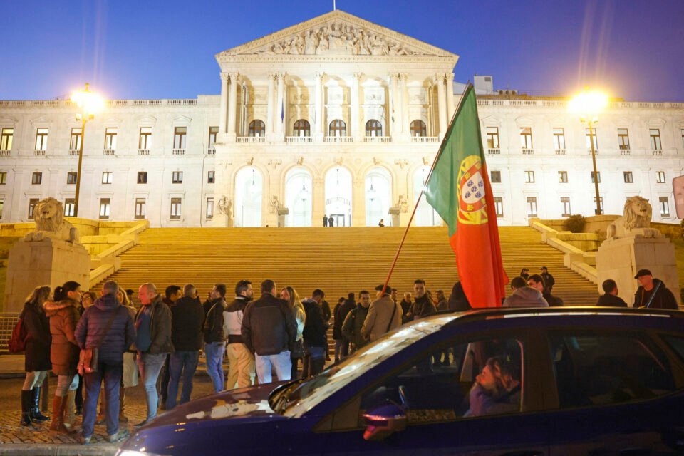 Frente Comum protesta contra Orçamento "danoso para a vida do país" em frente à AR