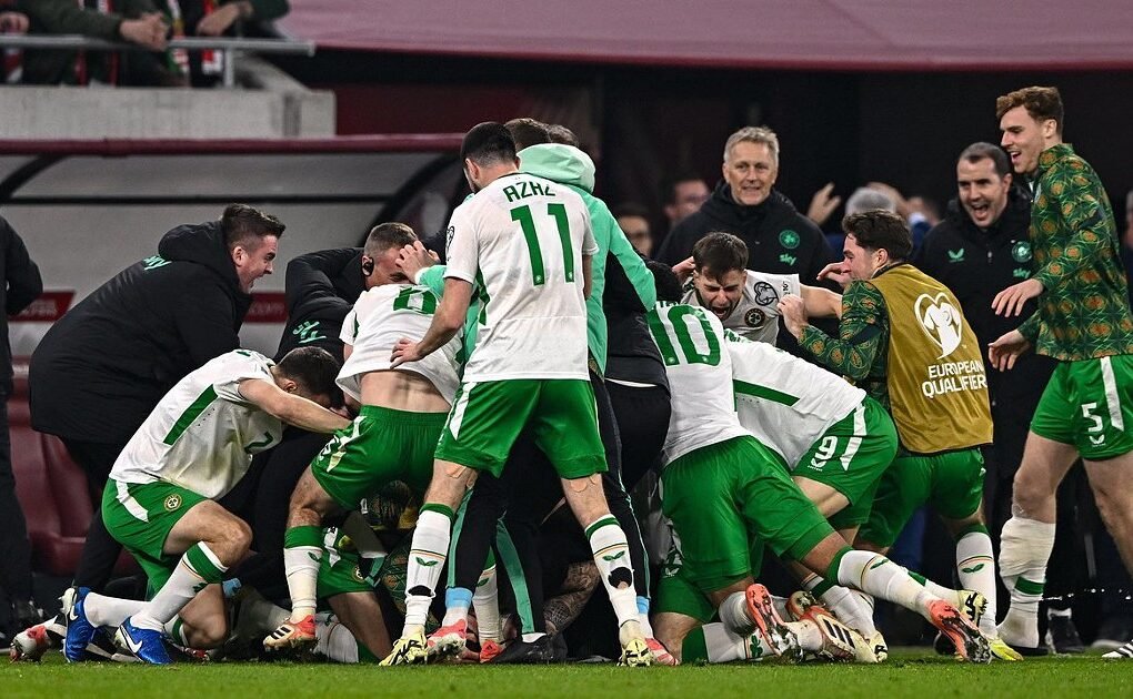 Hat-trick de Parrott leva Irlanda ao Playoff em jogo 'maluco' contra a Hungria