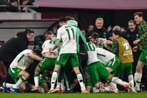 Hat-trick de Parrott leva Irlanda ao Playoff em jogo 'maluco' contra a Hungria
