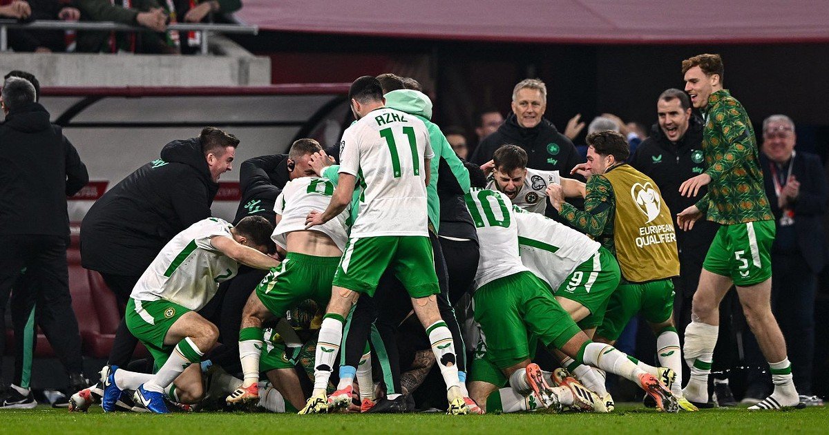 Hat-trick de Parrott leva Irlanda ao Playoff em jogo 'maluco' contra a Hungria