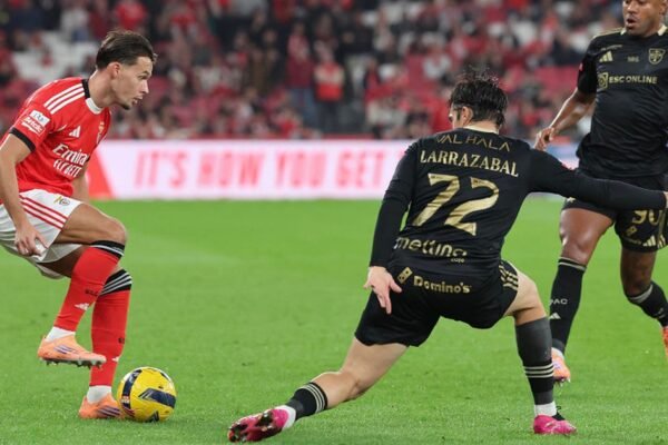 Benfica cede empate nos descontos para o Casa Pia e escorrega na I Liga