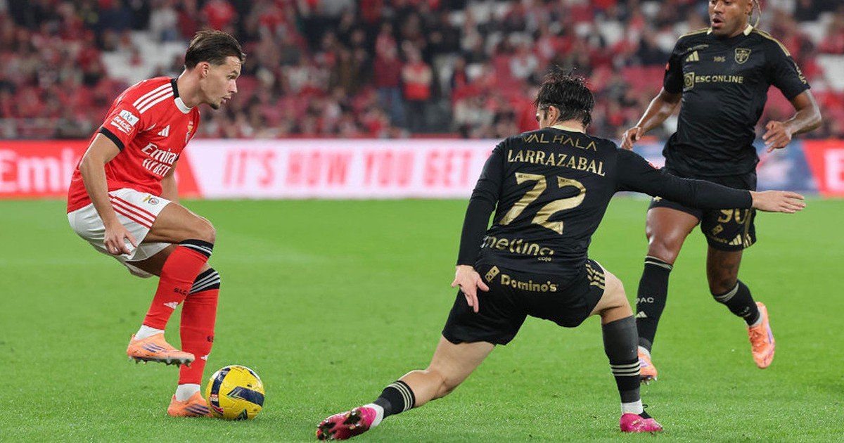 Benfica cede empate nos descontos para o Casa Pia e escorrega na I Liga