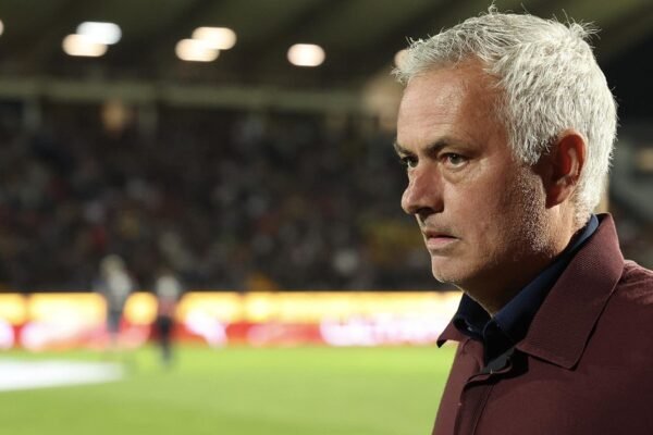 Mourinho critica arbitragem após empate com o Casa Pia: 'Culpa nossa, culpa do árbitro, culpa do VAR… e ao dizer erro estou a ser simpático'