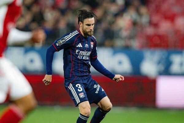 Lyon resiste com dez jogadores por mais de 80 minutos, mas não consegue o segundo lugar