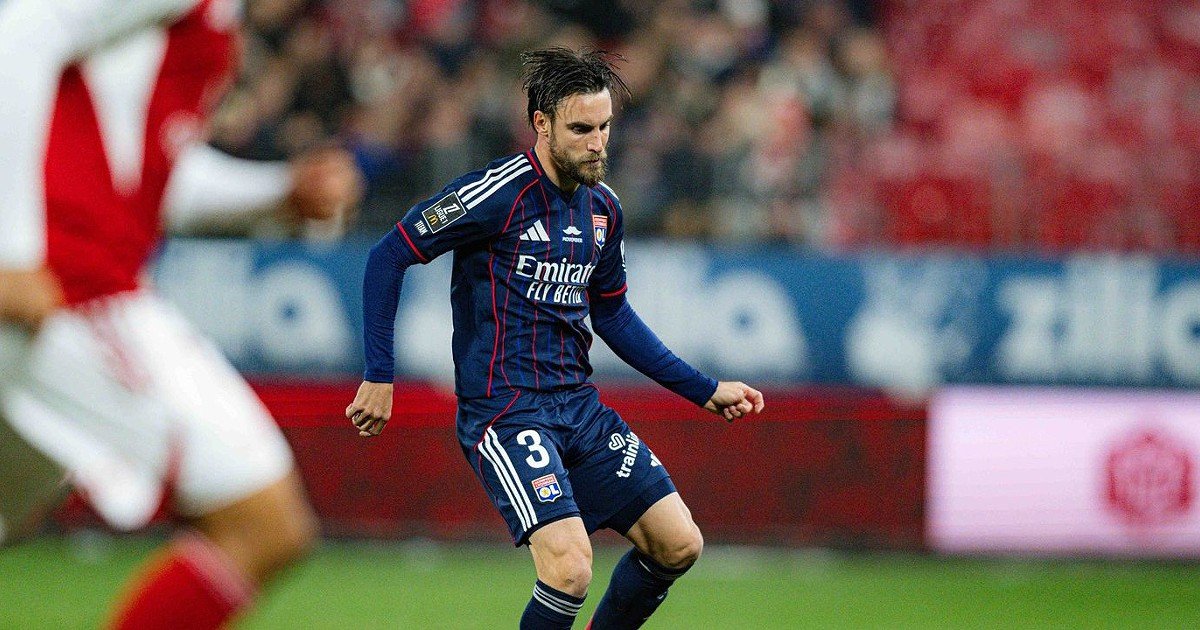 Lyon resiste com dez jogadores por mais de 80 minutos, mas não consegue o segundo lugar