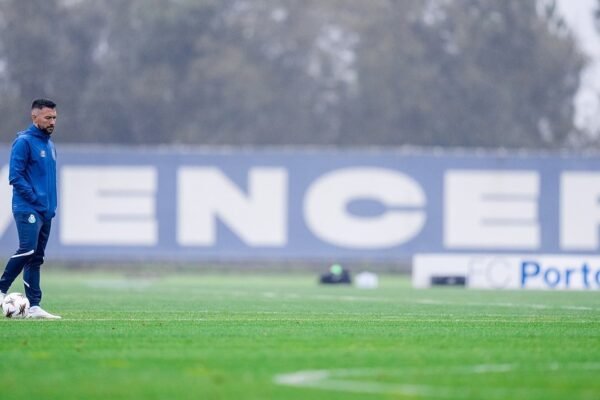FC Porto Retorna ao Olival: Farioli Convoca um Sub-19 e Quatro 'Bês'
