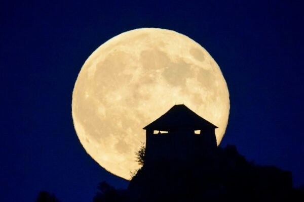 Preparado para a última superlua do ano? Descubra o melhor horário para observação!