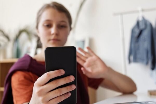 Governo defende coordenação europeia em vez de proibir acesso a jovens nas redes sociais