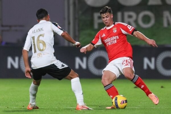 Benfica Inverte Jogo e Vence Nacional por 2