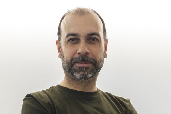 O motor invisível que impulsiona a descarbonização de caminhões e ônibus