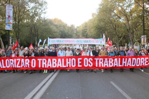 PM define proposta de salário mínimo de 1.600 euros como "ato desesperado"