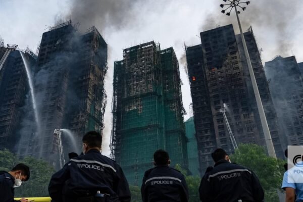 Número de mortos em incêndio em Hong Kong atinge 128