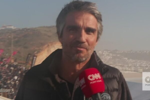 Desafio de Grandes Ondas Tudor Nazaré Atrai Multidão para a Praia do Norte