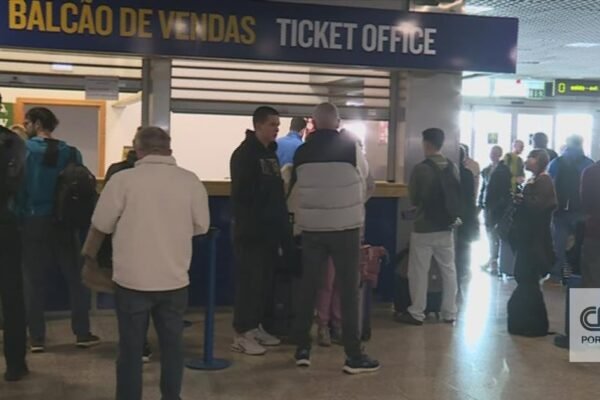 Mais da metade dos 160 voos programados para sábado foi cancelada