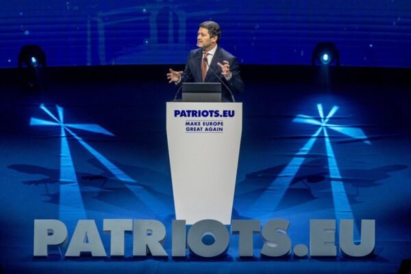 Tribunal de Lisboa ordena a líder do Chega a retirar cartazes contra a comunidade cigana