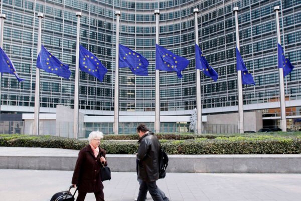 Embaixadores da UE se reúnem de urgência no domingo após anúncio de tarifas de Trump