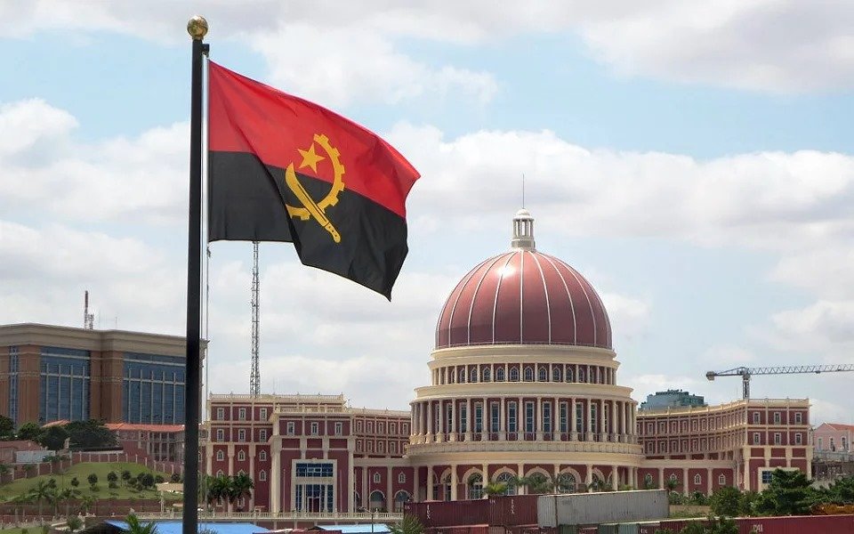 Bloqueio de Despesas Orçamentais devido às Novas Regras de Contratação Pública em Angola