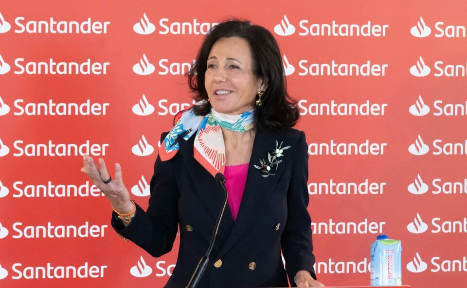 Banco Santander registra lucro recorde de 14,101 milhões em 2025 e adquire Webster Bank